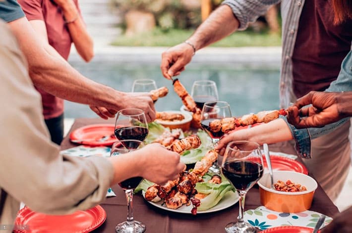 Dias quentes e churrasco na piscina:  Como harmonizar com vinhos sem passar calor?